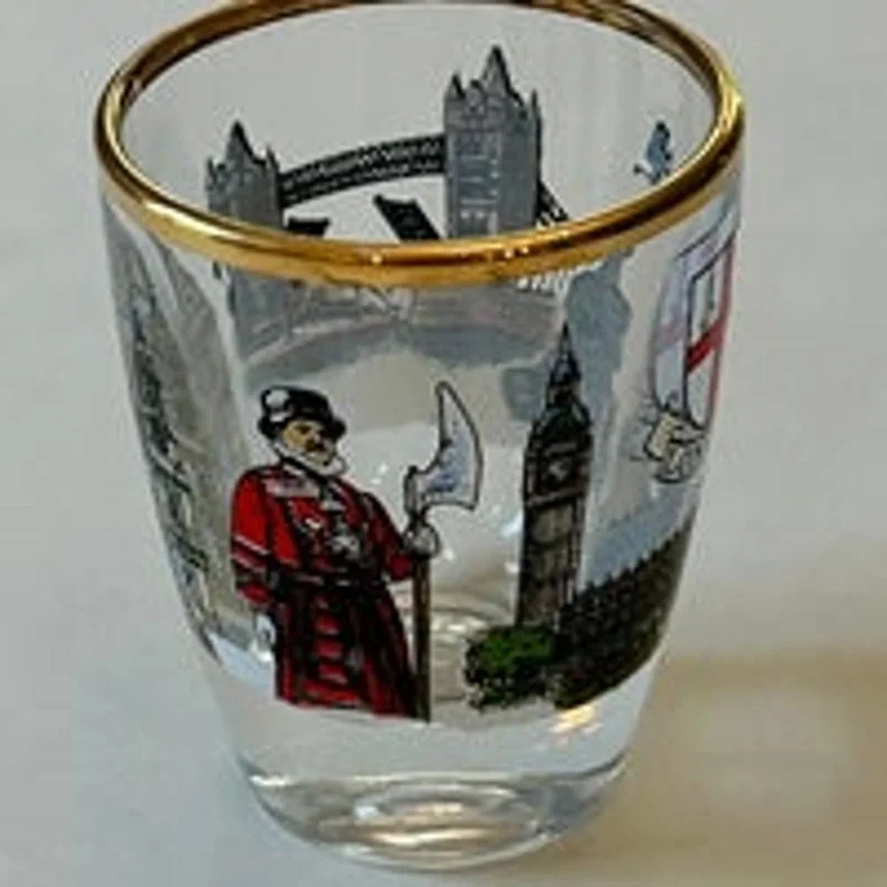 London England Shot Glass Gold Rimmed Full Wrap Scene Scenic‎